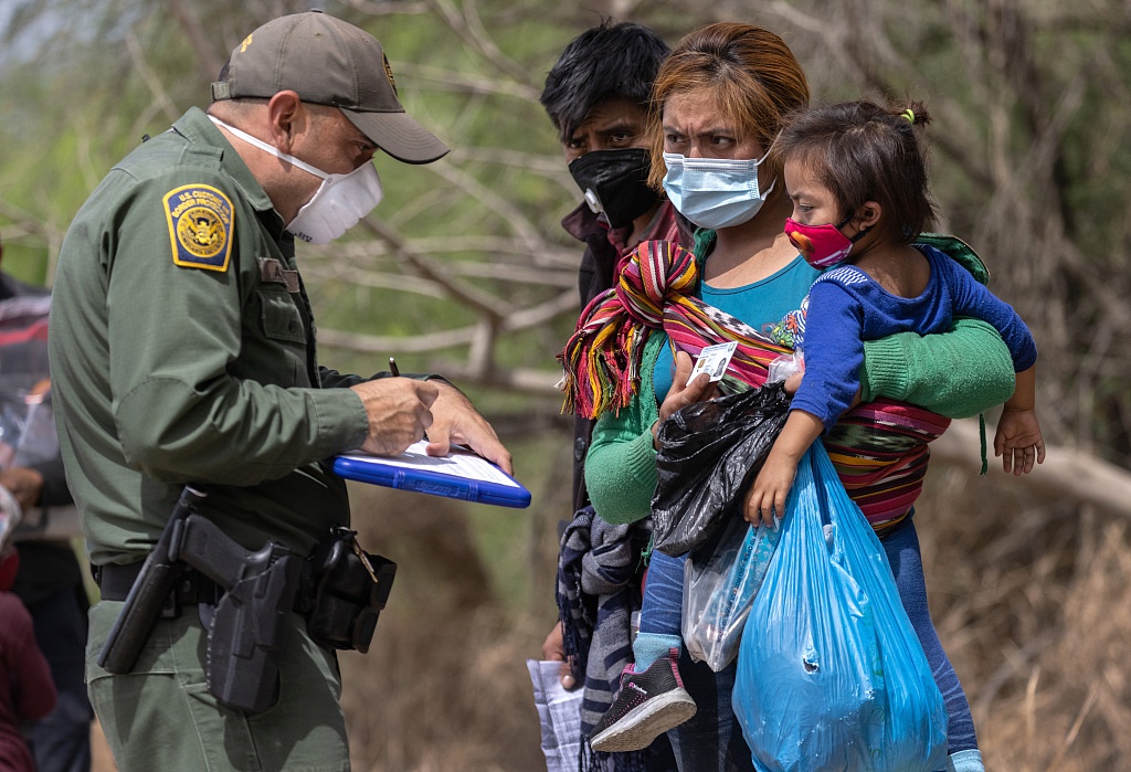 美墨边境地带怀抱儿童的移民(资料图)
