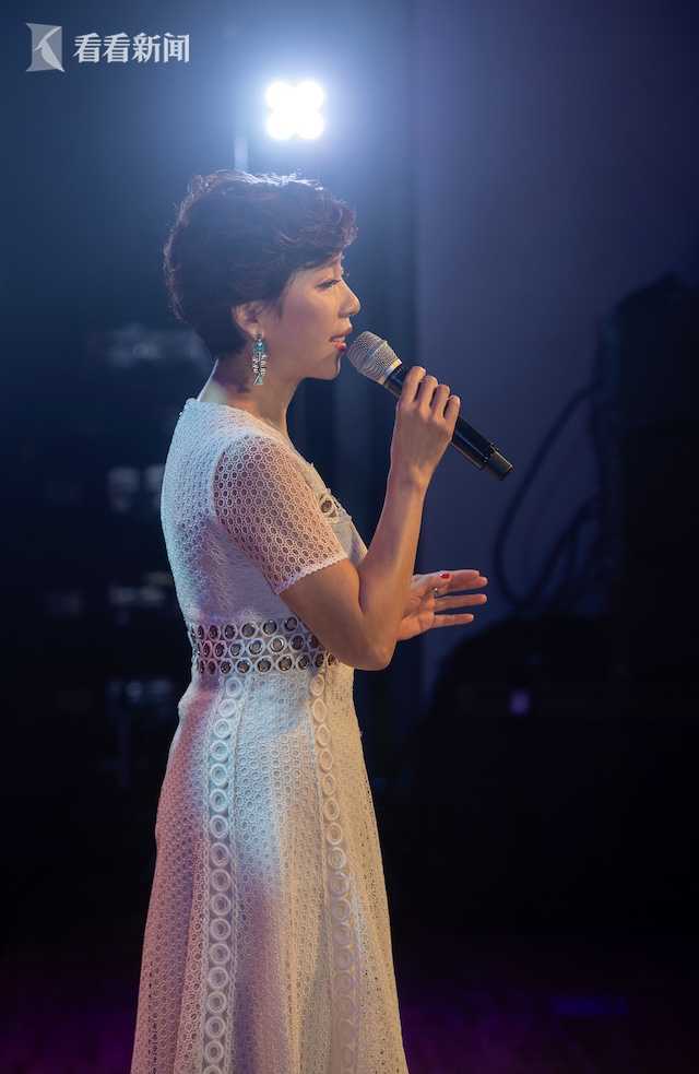 30多年前,歌手谢鸣怀揣着音乐梦想,离开深爱的故乡上海前往日本深造