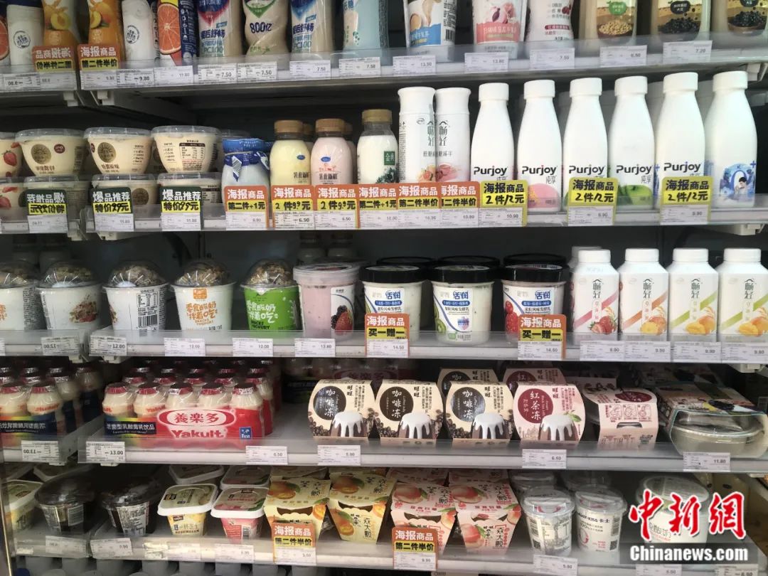 超市货架上摆放的酸奶。姜雨薇摄