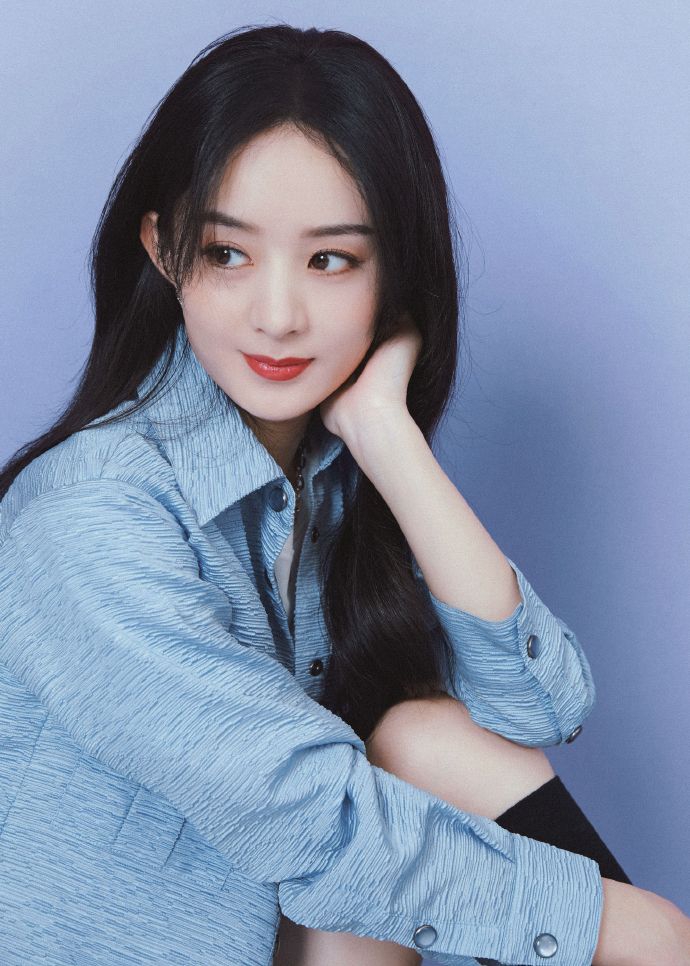 赵丽颖穿蓝色套装优雅干练 长发微卷温柔大方