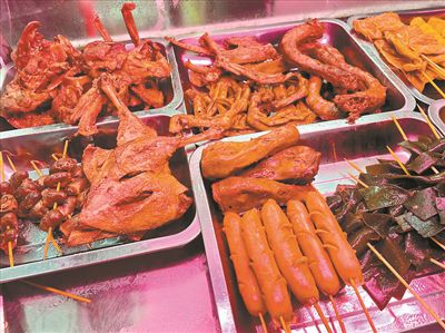 记者走访发现市面上卤味摊非常多,周黑鸭,绝味食品市占率仍有待提升.