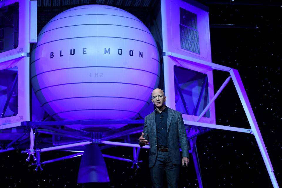 图1：2019年5月9日，亚马逊创始人兼首席执行官杰夫·贝索斯在美国华盛顿举行的揭幕活动上，展示了旗下太空公司蓝色起源研发的月球载人着陆器设计