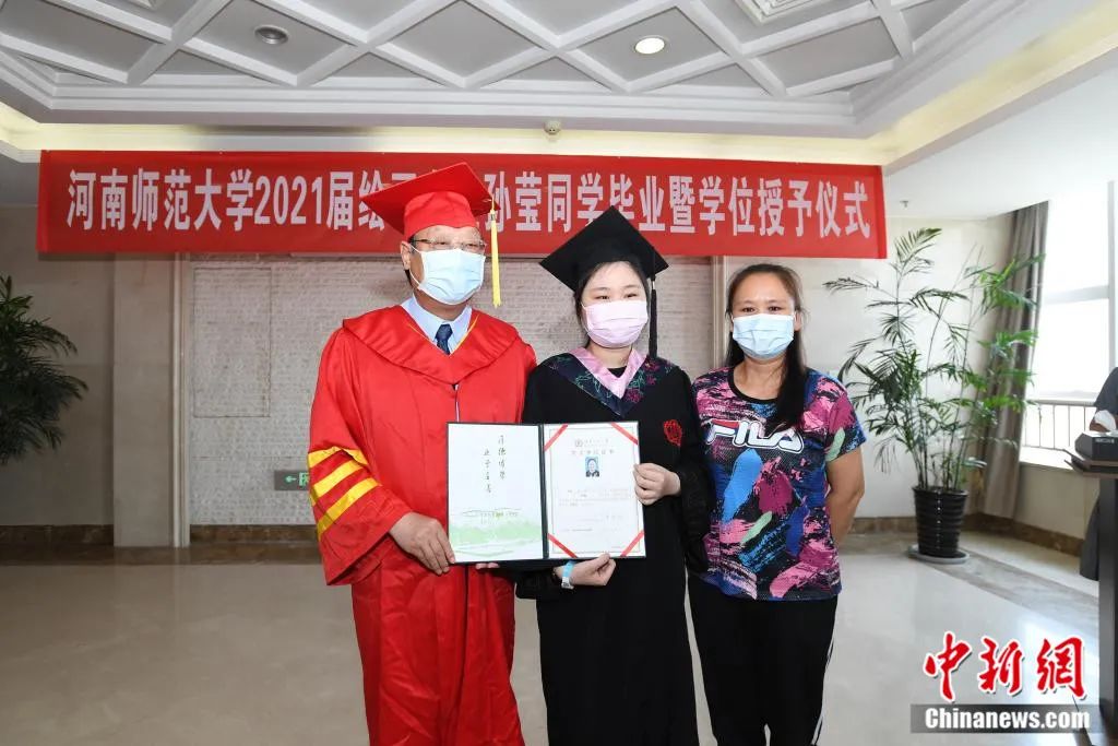 图为在妈妈的陪伴下,孙莹获得学士学位证书.李昂 摄