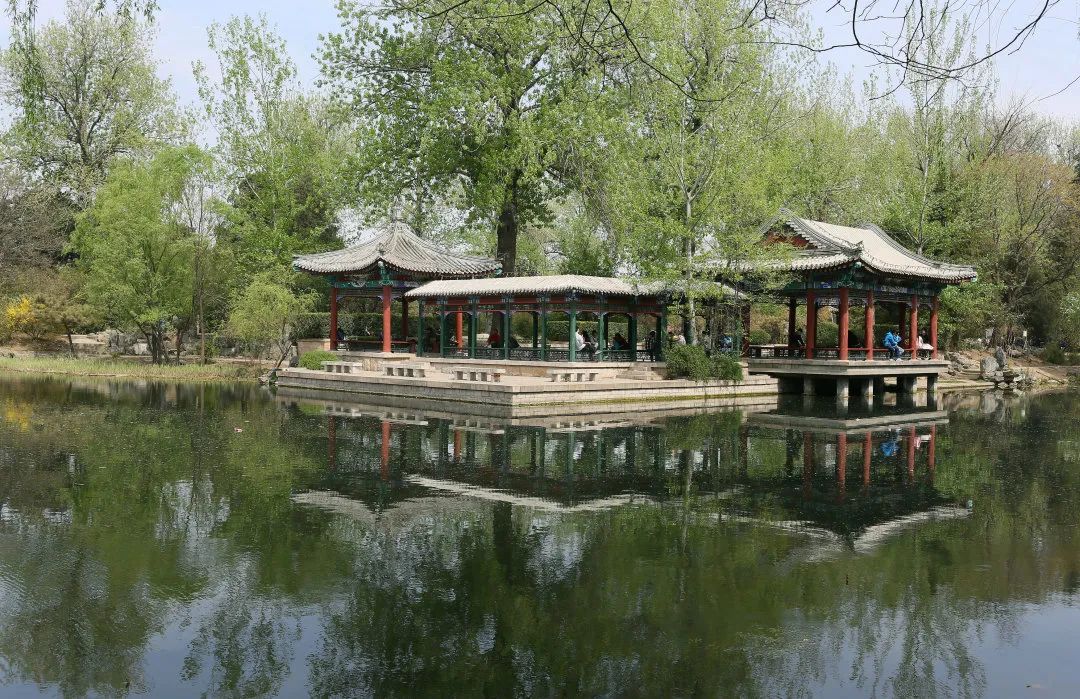 清王朝在京城西北郊建设了一处皇家园林,命名为"畅春园"