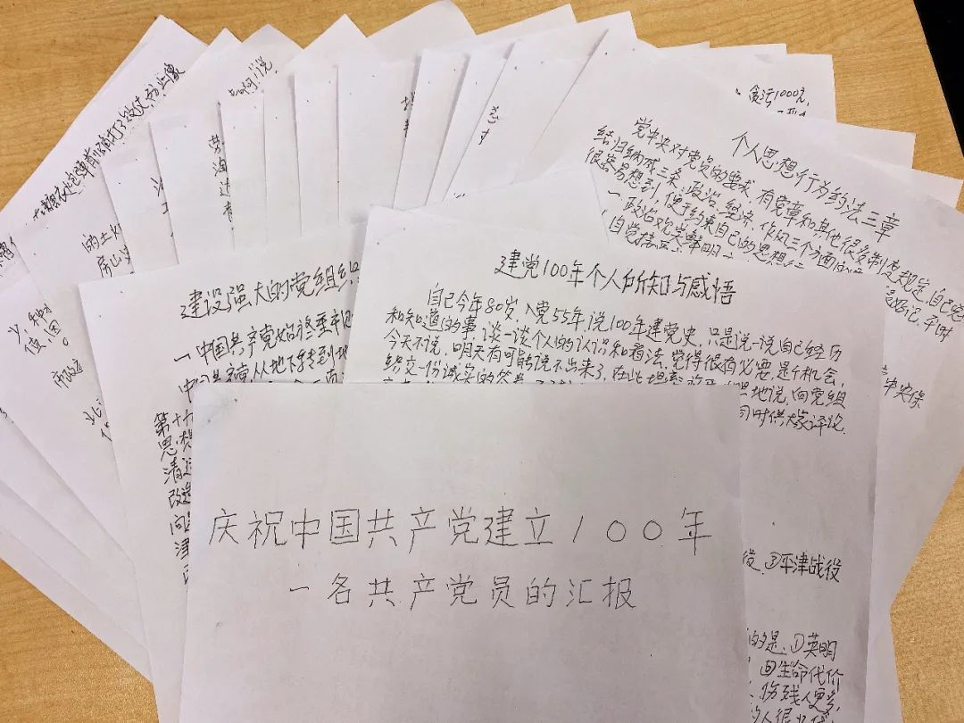 李学亮老人的手写汇报材料。新华社记者李延霞?摄