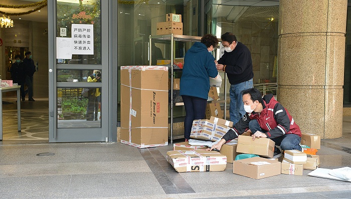 消费者报告12箱快递被顺丰送进垃圾场只赔2000元