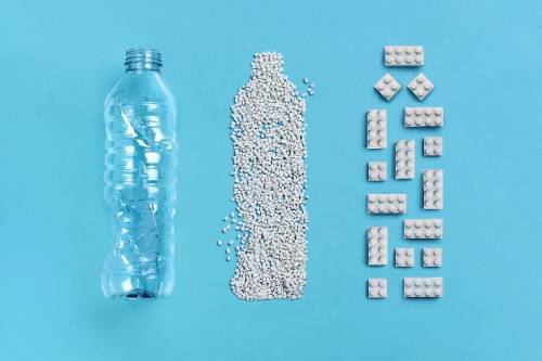 废弃塑料瓶的新生：乐高集团使用再生材料制作原型积木