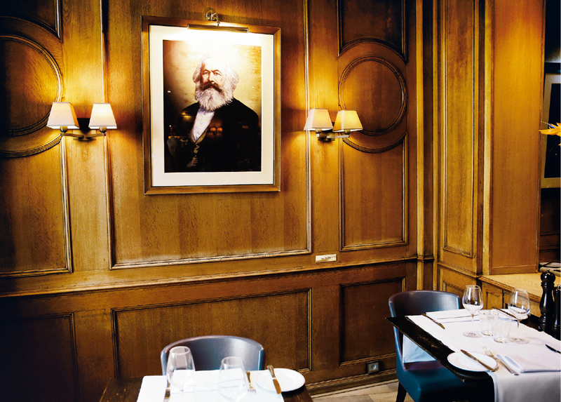 这是比利时首都布鲁塞尔市中心的白天鹅咖啡馆，当年马克思和恩格斯在这里撰写了《共产党宣言》。    新华社记者  叶平凡/摄