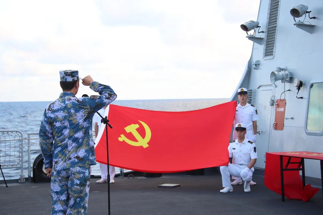 海军第37批护航编队隆重举行向祖国报告宣誓签名仪式