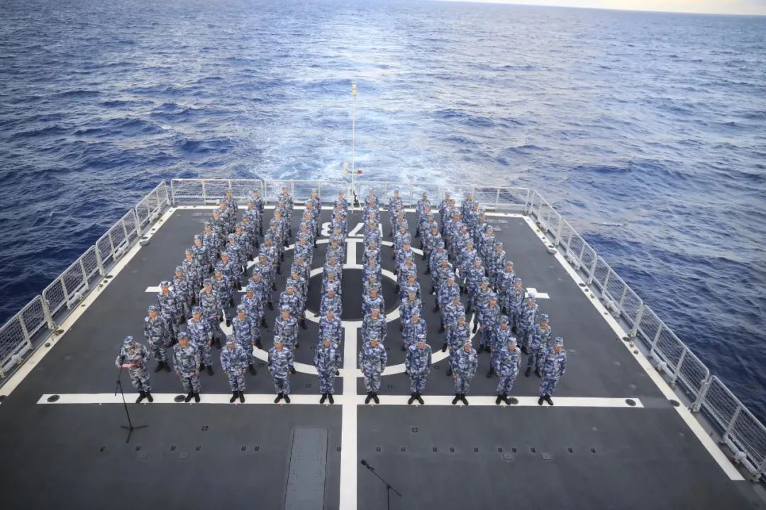 海军第37批护航编队隆重举行向祖国报告宣誓签名仪式