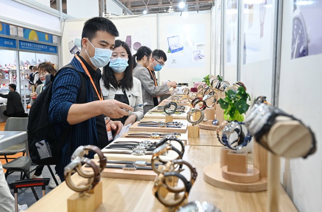 跨境电商促进外贸转型升级。图为今年于福州举行的首届中国跨境电商交易会上,采购商在一家3C产品展位前了解商品新华社图