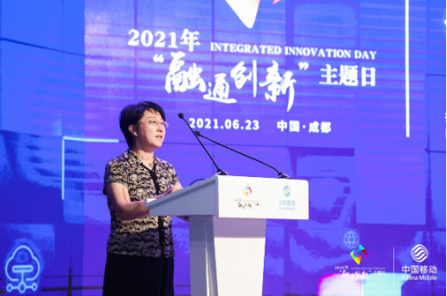 上图为2021年6月23日，国家发展和改革委员会高技术司二级巡视员肖晶在中国移动融通创新主题日活动中致辞。