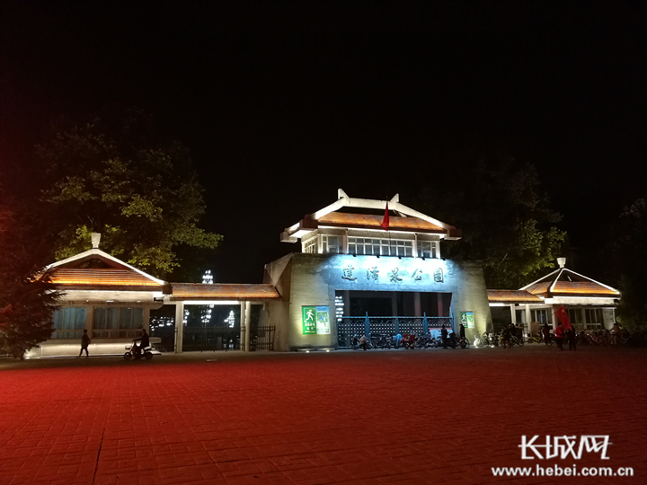 邢台市达活泉公园南门夜景. 刘艳军 供图