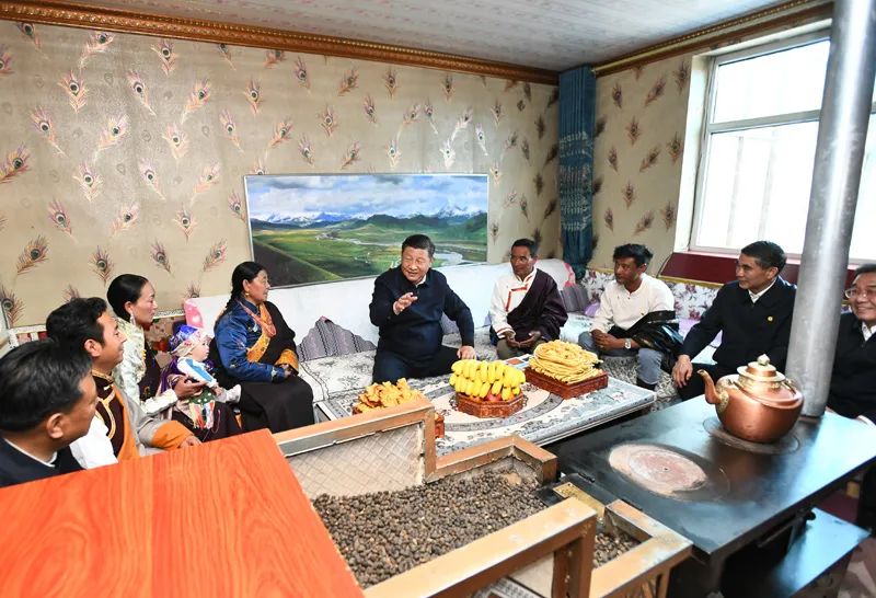 2021年6月7日至9日，习近平在青海考察。这是8日下午，习近平在海北藏族自治州刚察县沙柳河镇果洛藏贡麻村，同藏族牧民索南才让一家人围坐在客厅聊家常。新华社记者 谢环驰 摄