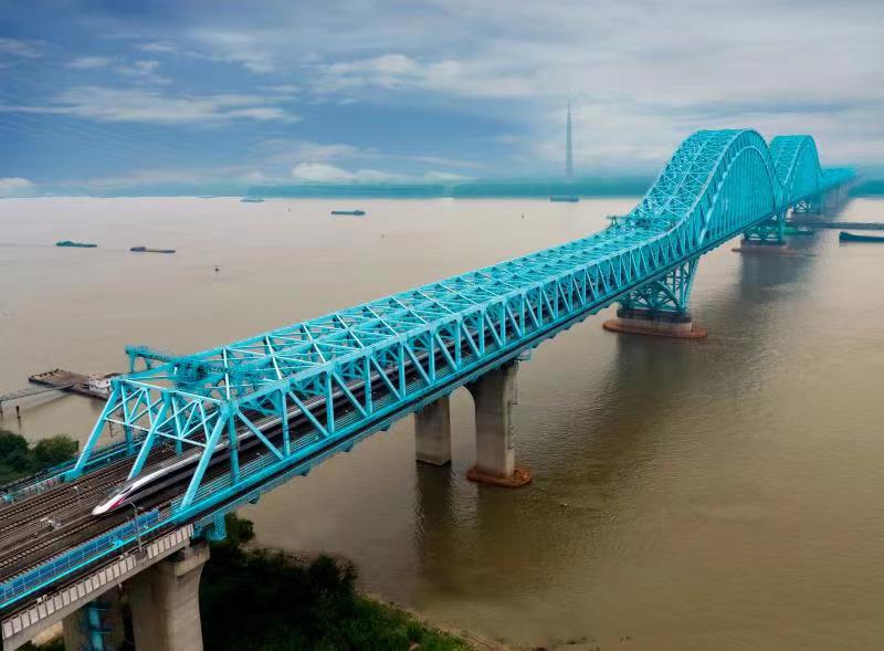 图为南京大胜关长江大桥,该桥是京沪高速铁路及沪蓉铁路于南京跨越