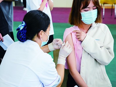 图为山东省一位大学生正在接受新冠疫苗注射.翟慎安摄/光明图片