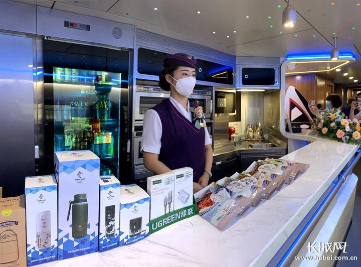 乘务员在餐车为旅客服务.长城网记者&nbsp;张艺萌&nbsp;摄