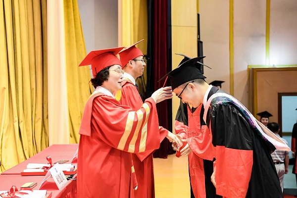 图说:校领导为毕业生拨穗