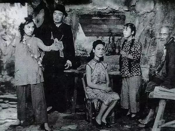 图说:中国第一部短故事片《难夫难妻》剧照