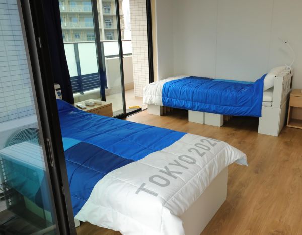 这是6月20日在东京奥运会奥运村拍摄的双人间。新华社