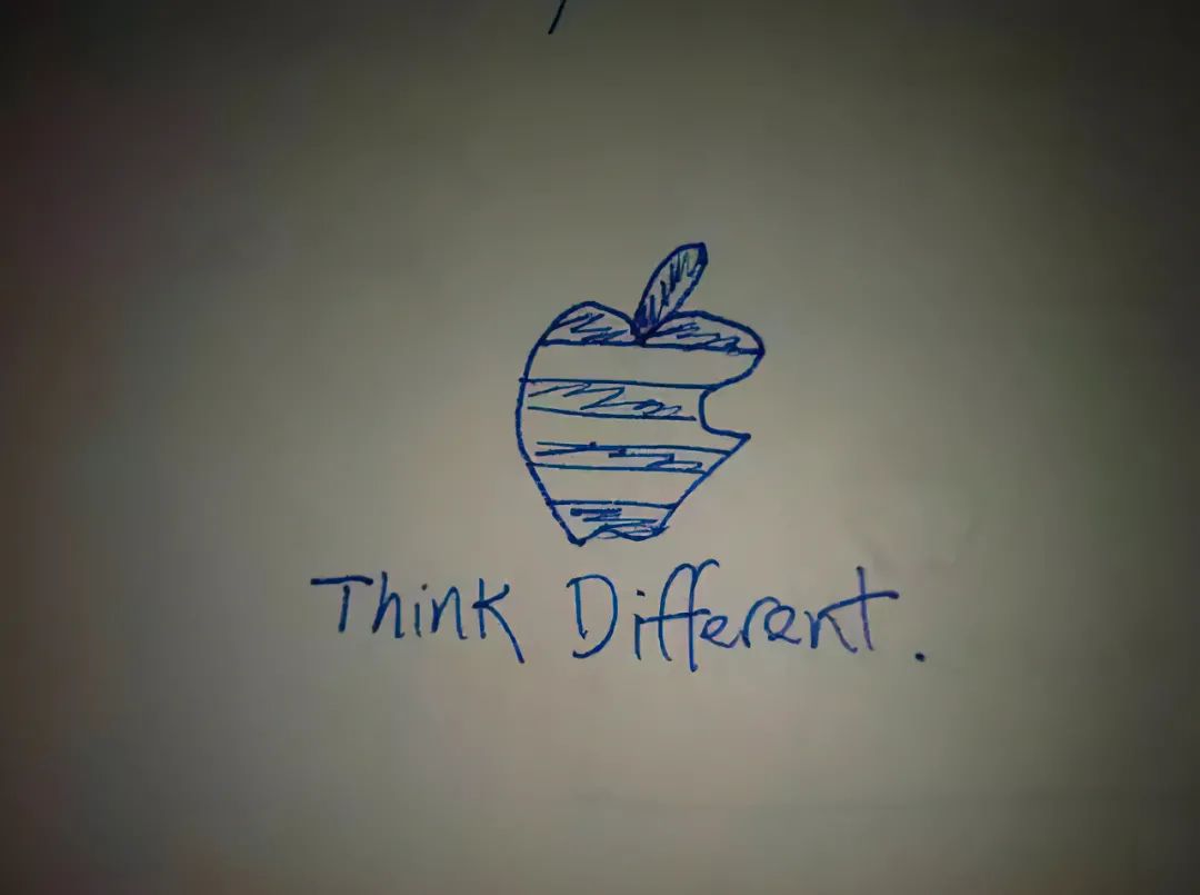 「Think Different」和苹果的 Logo 放在一起的手稿，图片由作者提供