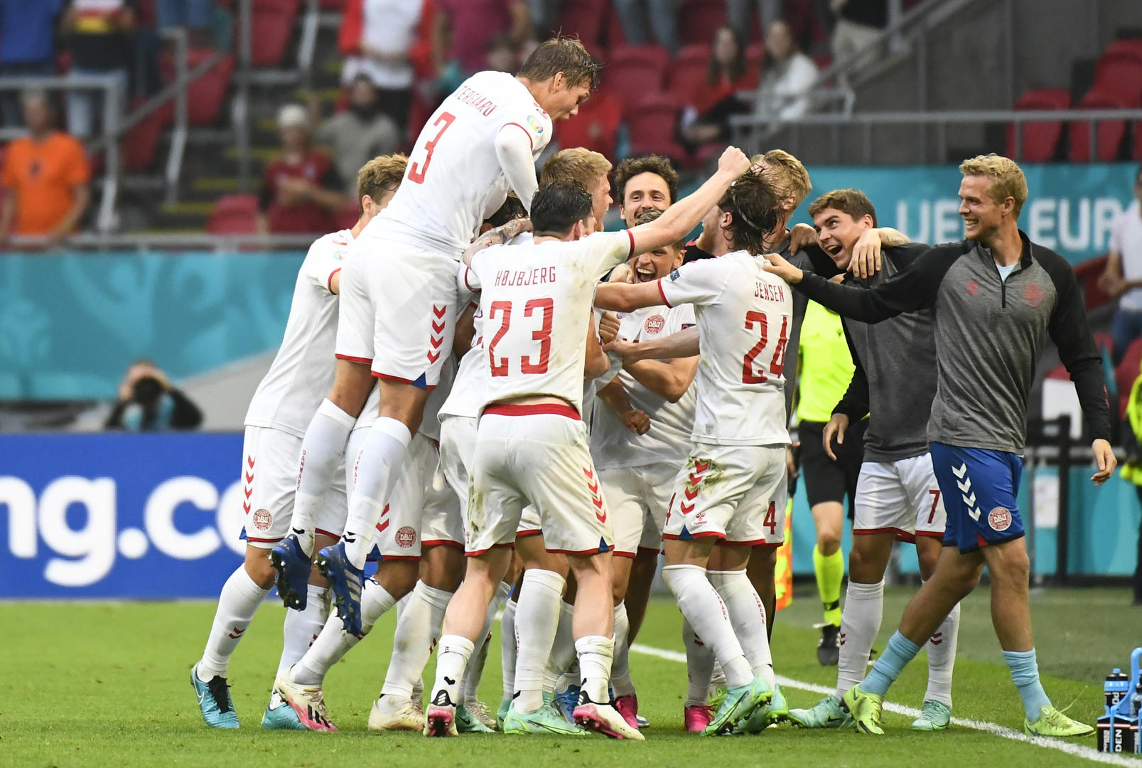 丹麦队庆祝图据视觉中国