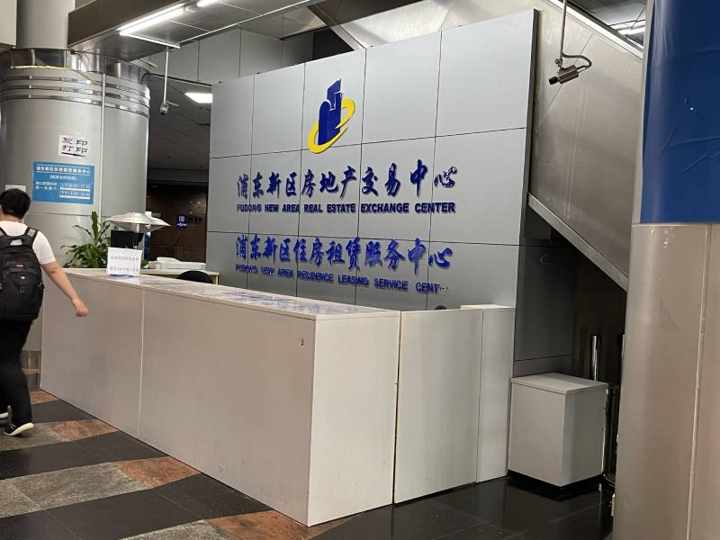 土拍直播现场。 李贝贝 摄