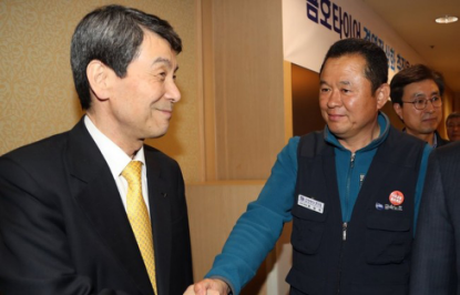 图为韩国产业银行董事长和工会负责人在会后亲切握手（图片来源韩国先驱报）