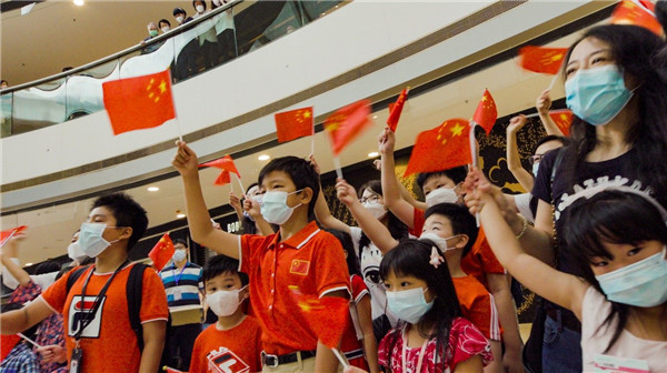 活动现场,香港儿童挥舞国旗向祖国致敬.主办方供图