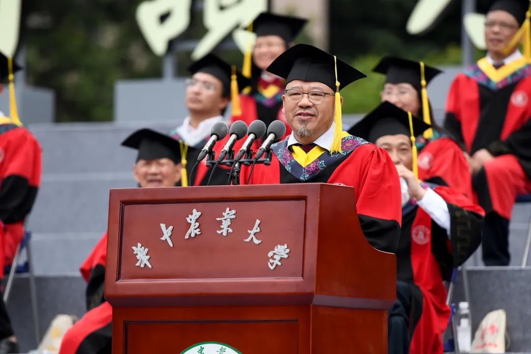 同学们拥有一颗爱国心,一身浩然气,一个创新脑,一双实干手,一生华农情