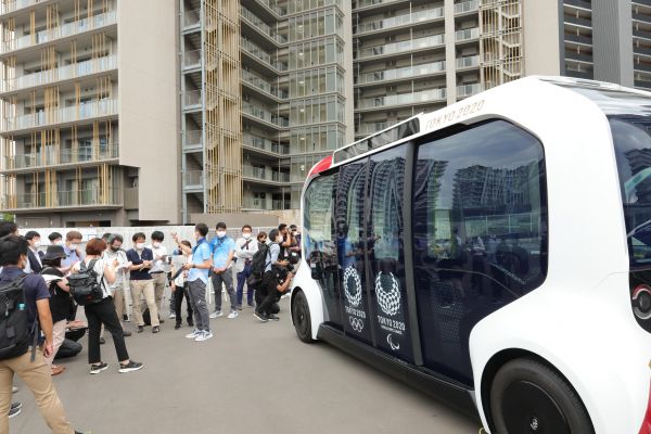 这是6月20日在东京奥运会奥运村内拍摄的无人驾驶电动车。新华社