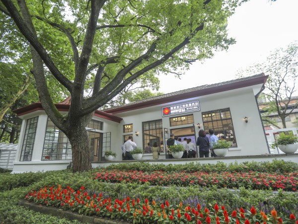 今天用一种红色的方式走进神秘复兴岛