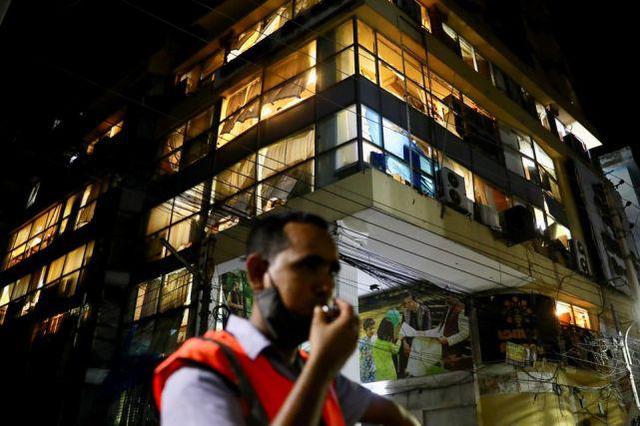 孟加拉国首都一建筑发生爆炸致7死玻璃碎片从天而降 手机新浪网