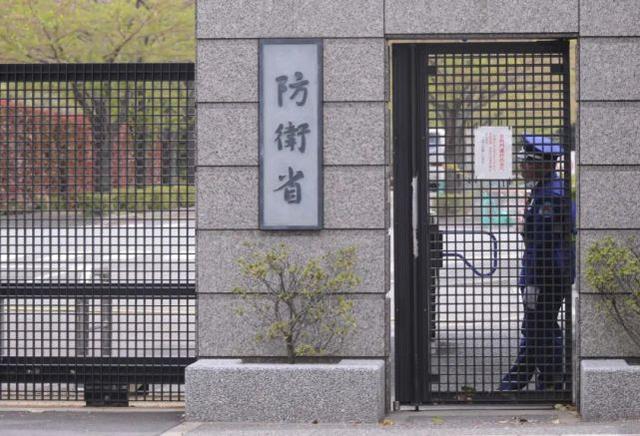 ▲资料图片：2013年4月9日，在日本东京的防卫省总部，一名工作人员在大门旁守卫。（新华社）