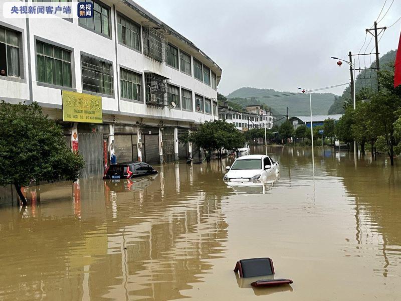 暴雨致街道积水严重 贵阳消防紧急疏散被困群众