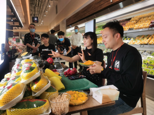 特斯联创始人兼ceo艾渝通过直播平台现场带货