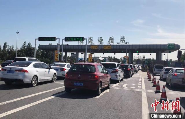 资料图：车辆有序通行高速收费站。 河南省交通运输厅供图