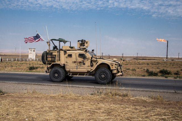 美国军队在叙利亚东部的油田巡逻 图源：美联社