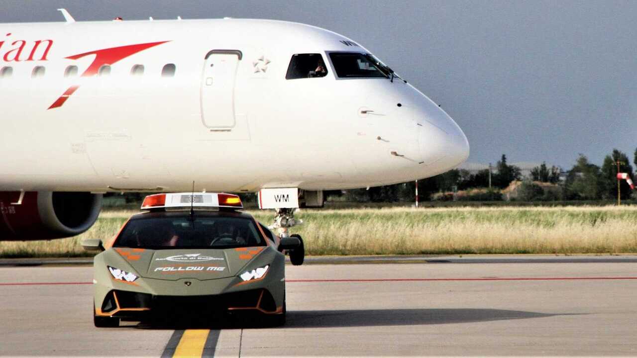 意大利博洛尼亚机场迎来兰博基尼定制款Huracan Evo