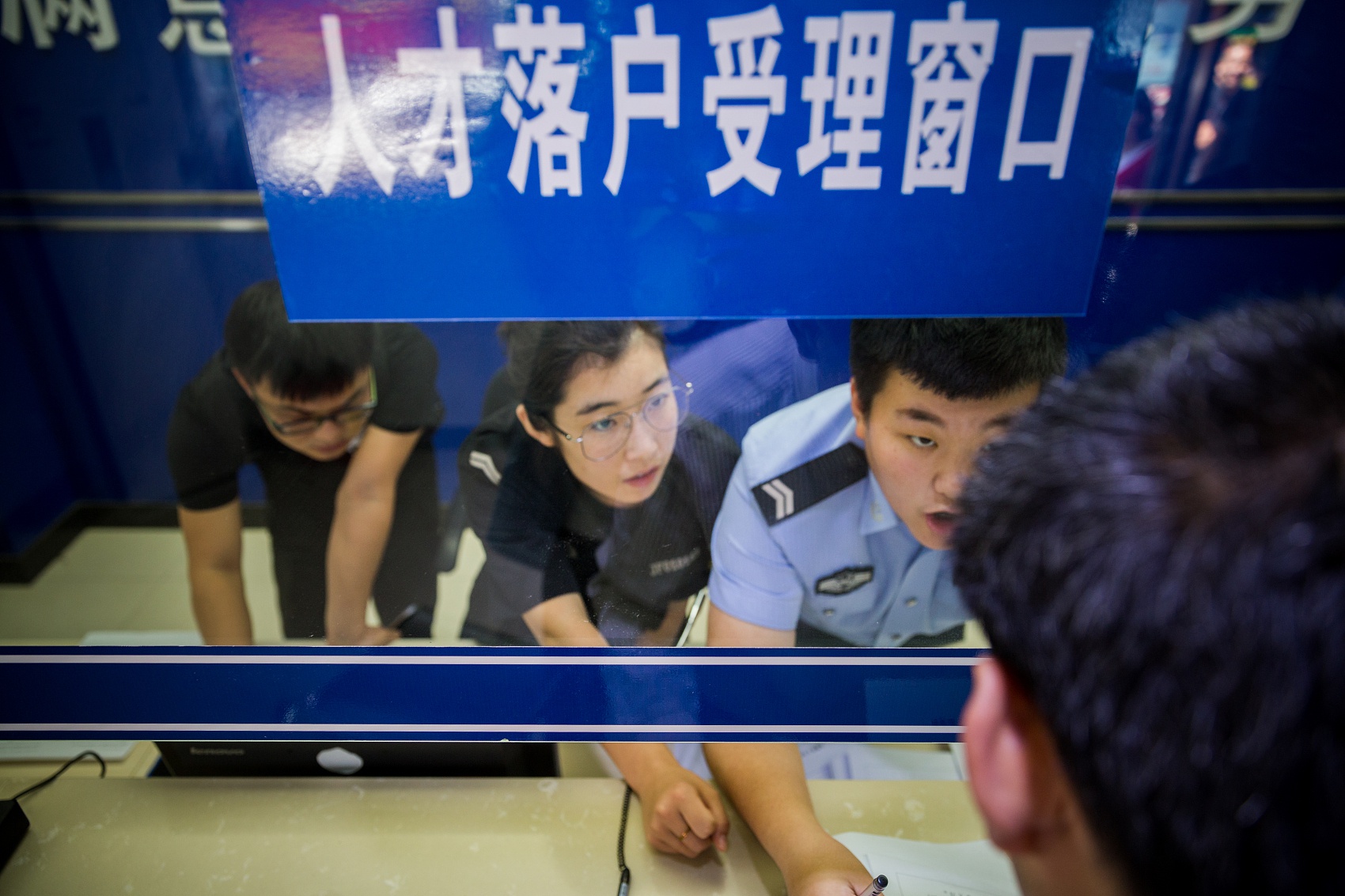 过去省会城市落户门槛高,人才落户是其中的落户方式 &nbsp;图片来源