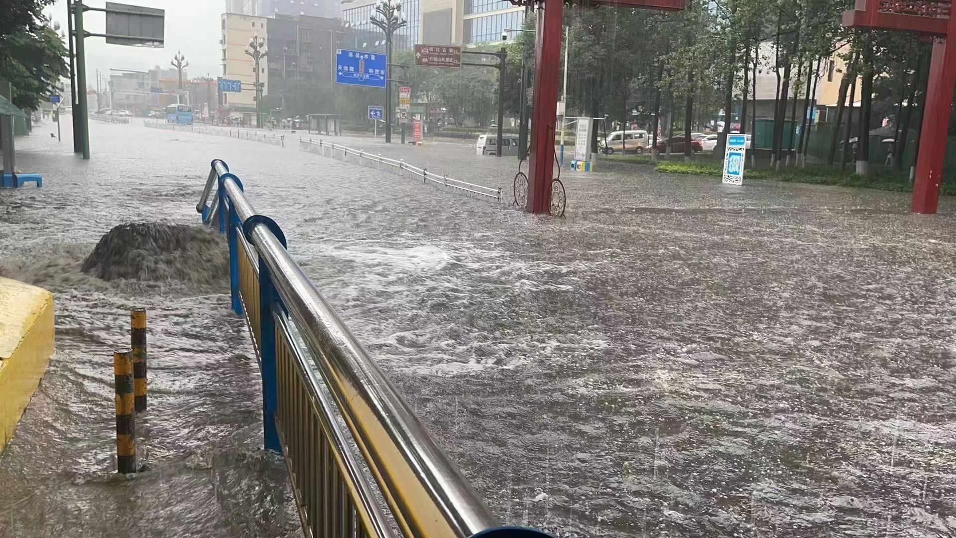 四川宜宾遭遇强降雨致城区多处内涝 交警暴雨中疏导交通