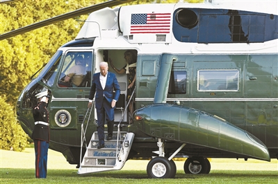 当地时间6月27日,美国首都华盛顿,美国总统拜登走下飞机回到白宫 供图