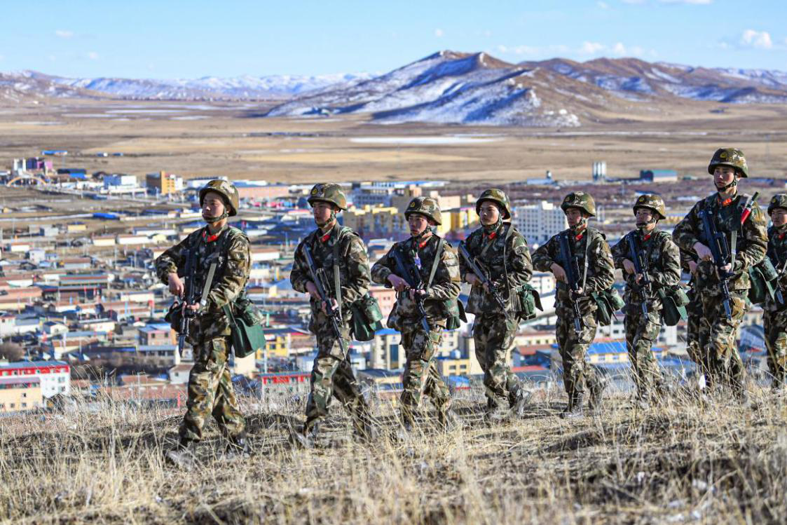 (官兵守护雪域高原)