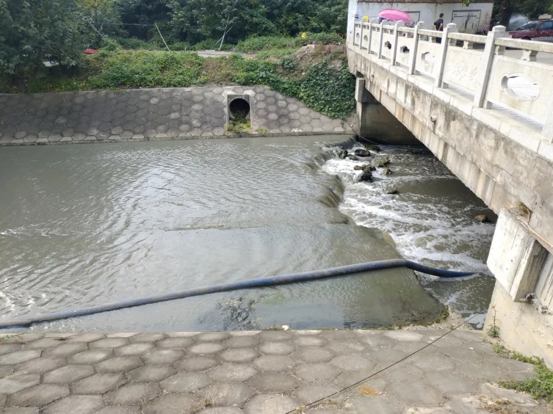 治理前后的均河水体对比  摄影:汤伟随着长江大保护工作的推进,六安