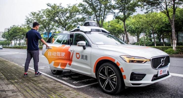 Robotaxi短兵相接：百度向左、滴滴向右