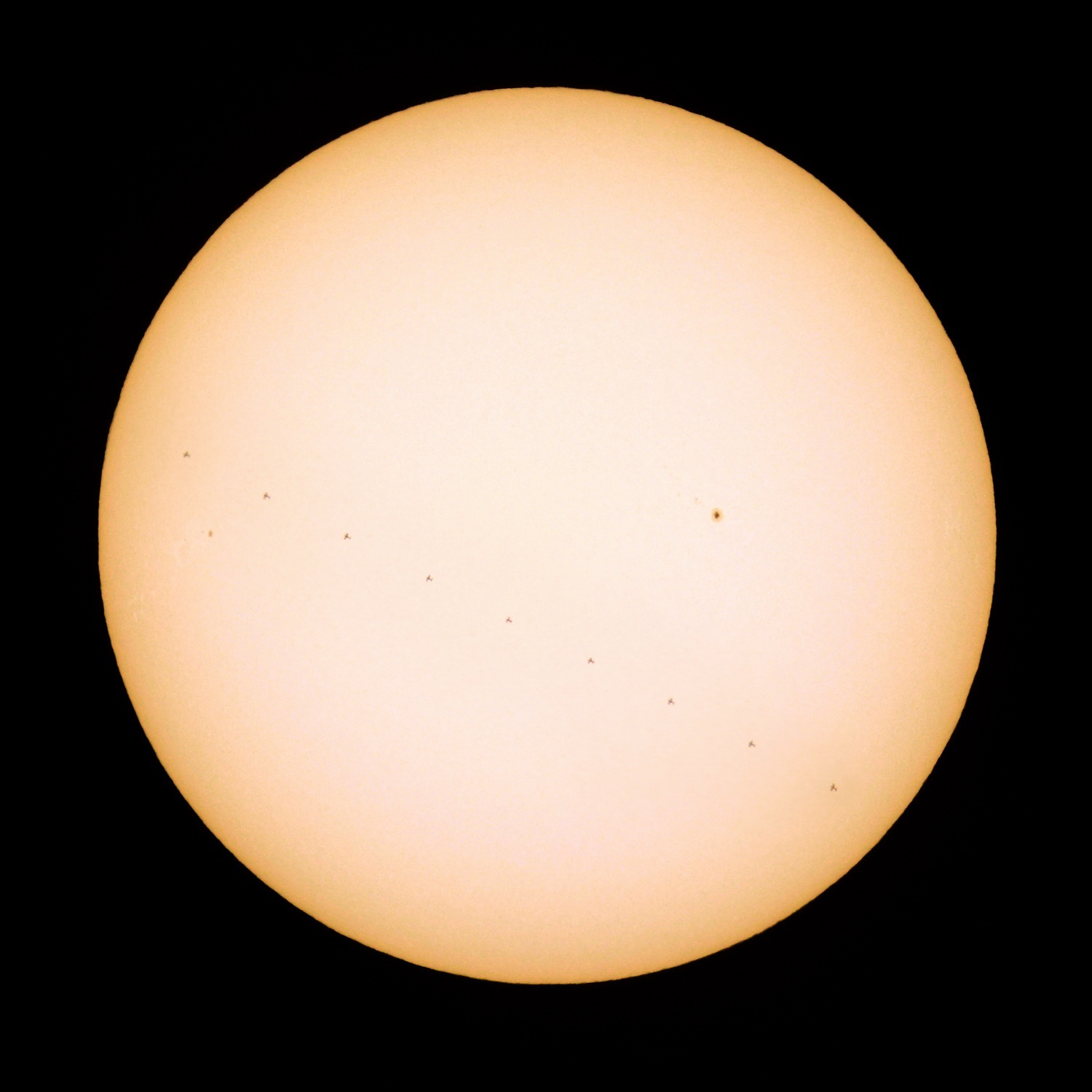 2021年6月3日，北京，中国空间站天和号核心舱与天舟二号组合体飞过太阳圆面的堆栈照片。鹿麟/视觉中国 图