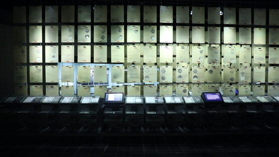 侵华日军第七三一部队罪证陈列馆人体实验展区，一张张英文人体实验报告书复印件，连成一面墙。新华社记者 何山 摄
