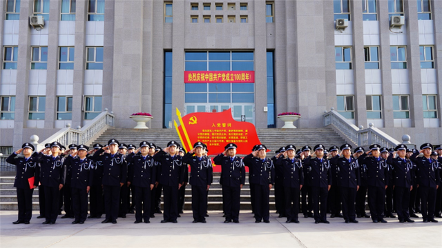 图为该支队民警面向国旗庄重敬礼