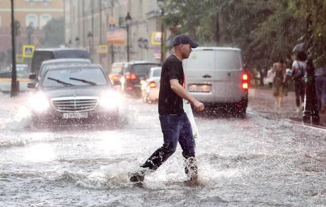 莫斯科遭遇“超级降雨”，有人在被淹的道路上游泳，还展示泳姿