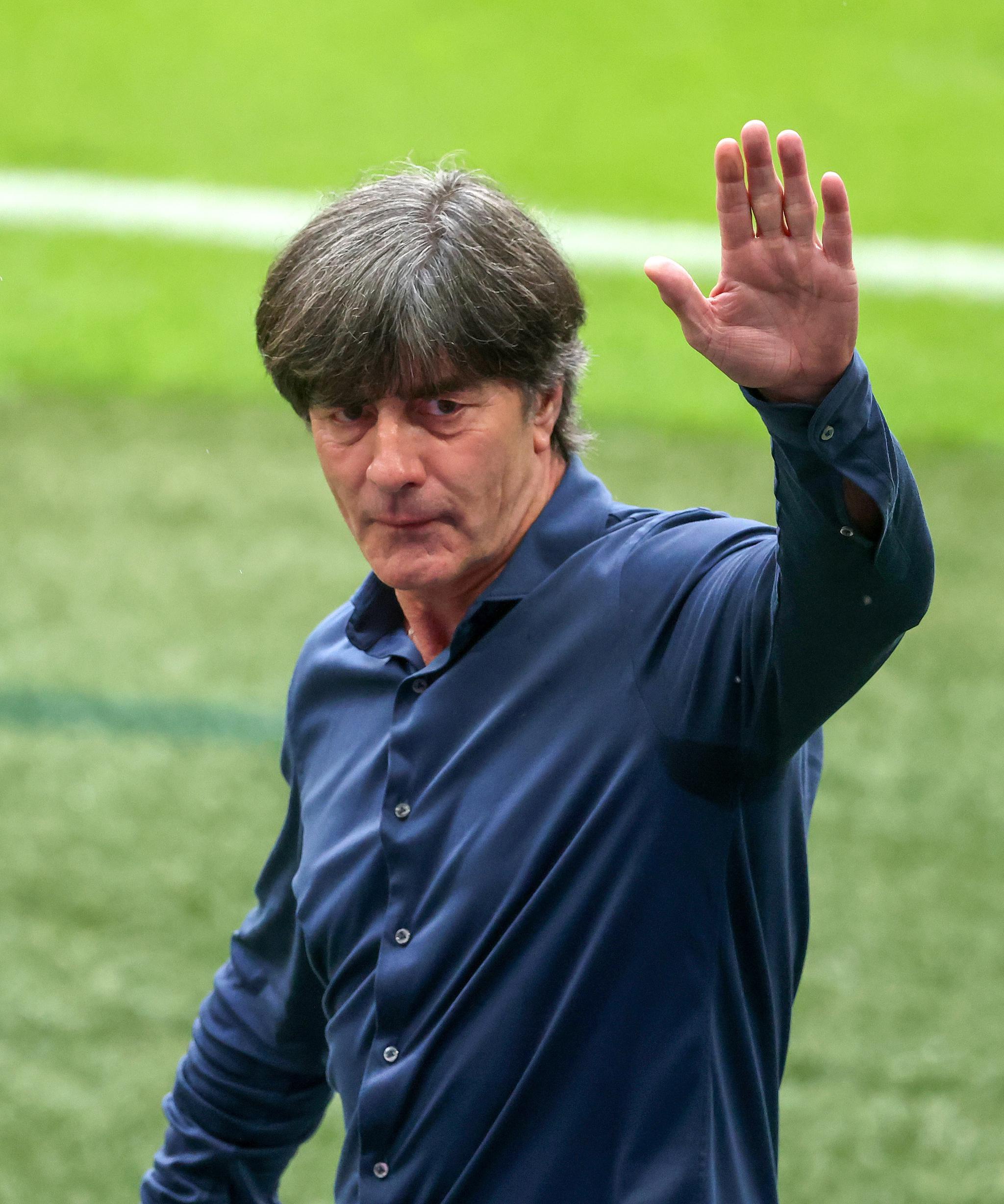 勒夫和德国队挥手作别.